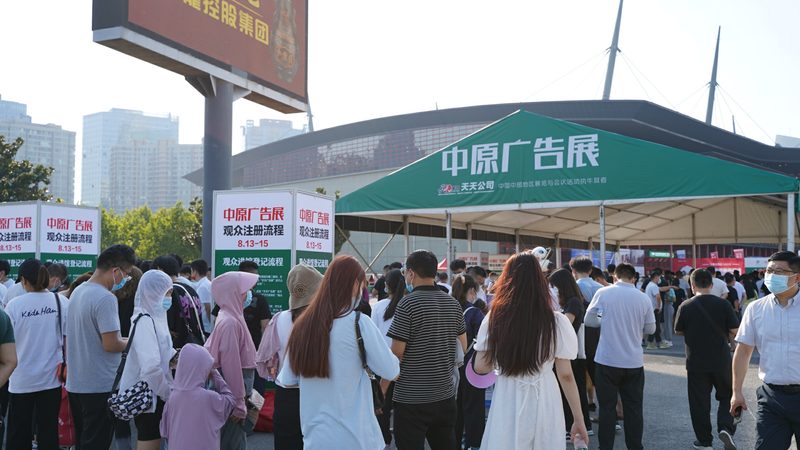 写真喷绘覆膜与冷裱：工艺差异及选择指南